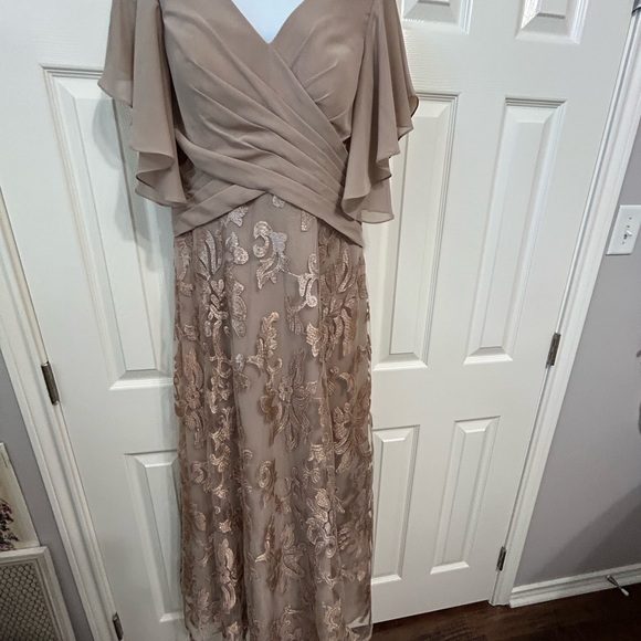 A-line V-Neck Floor-Length Lace Sequin Mother of the Bride Dress Taupe. - Picture 6 of 16